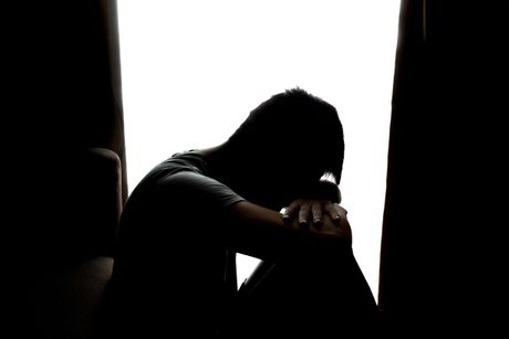 Silueta muškarca kako plače, tuga, depresija, sedi kod prozora, kontras emocije, emocija Silueta muškarca kako plače, tuga, depresija, sedi kod prozora, kontras emocije, emocija