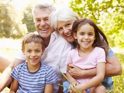 Baba i deda sa unucima