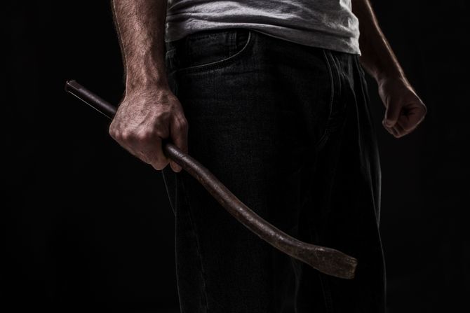 Melatna palica, čovek sa metalnom palicom, tuča Melatna palica, čovek sa metalnom palicom, tuča