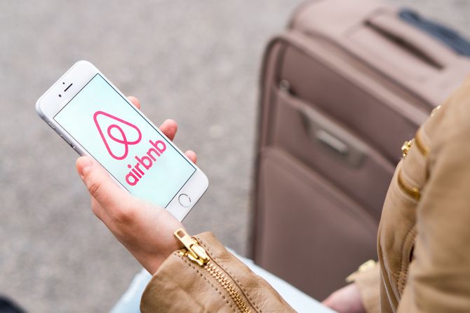 Airbnb kompanija logo