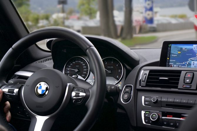 vozač, komandna tabla, volan, bmw vozač, komandna tabla, volan, bmw