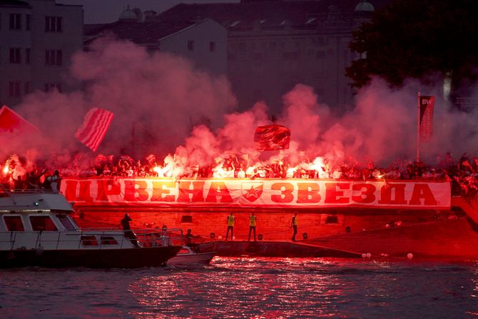 Fudbal, FK Crvena zvezda slavlje navijači