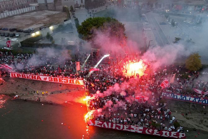 Fudbal, FK Crvena zvezda slavlje navijači