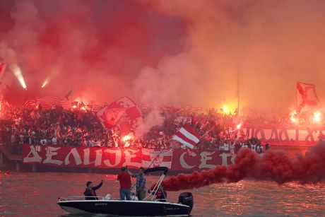 Fudbal, FK Crvena zvezda slavlje navijači