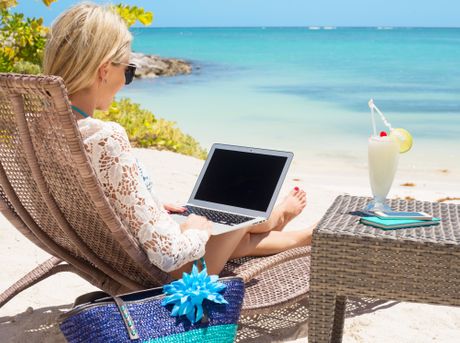 Plaža, laptop, poslovna žena