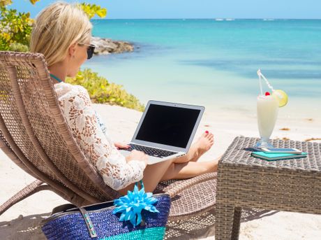 Plaža, laptop, poslovna žena Plaža, laptop, poslovna žena