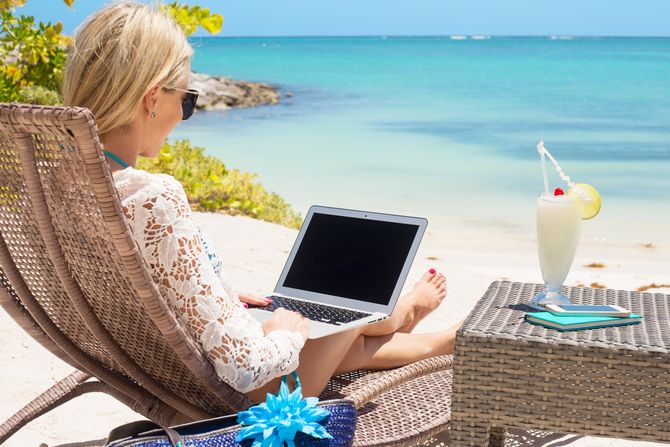 Plaža, laptop, poslovna žena Plaža, laptop, poslovna žena