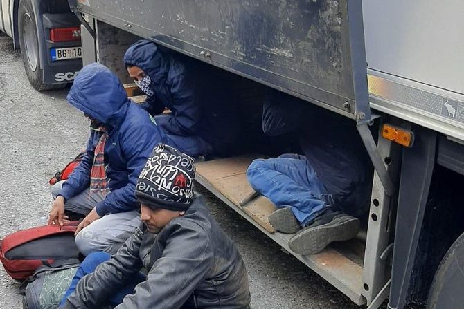 Migranti, kamion, prikolica