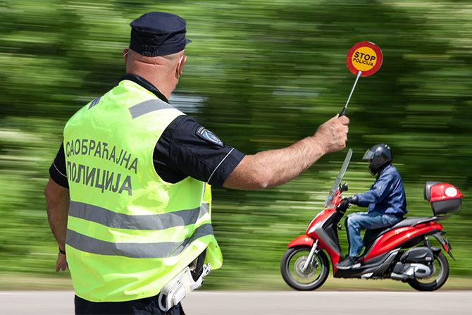 Saobraćajna policija, moped, prekoračenje brzine, pijanac, pijandura, akohol