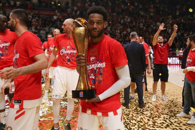 Košarka, KK Crvena zvezda - KK Budućnost VOLI, slvalje pehar Košarka, KK Crvena zvezda - KK Budućnost VOLI, slvalje pehar