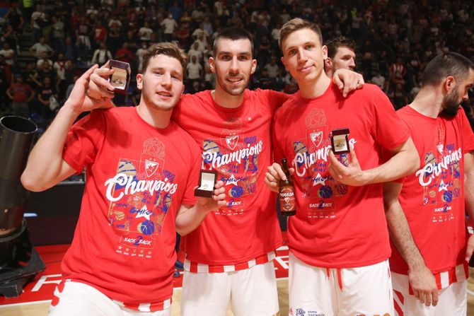 Košarka, KK Crvena zvezda - KK Budućnost VOLI, slvalje pehar Košarka, KK Crvena zvezda - KK Budućnost VOLI, slvalje pehar