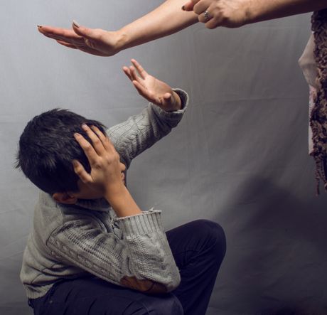 Majka, otac, roditelji tuku dete, decu, nasilje nad decom, dečje batine, vaspitanje Majka, otac, roditelji tuku dete, decu, nasilje nad decom, dečje batine, vaspitanje