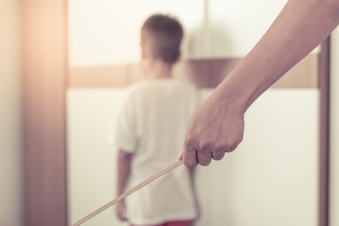 Majka, otac, roditelju tuku dete, decu, nasilje nad decom, dečje batine, vaspitanje Majka, otac, roditelju tuku dete, decu, nasilje nad decom, dečje batine, vaspitanje