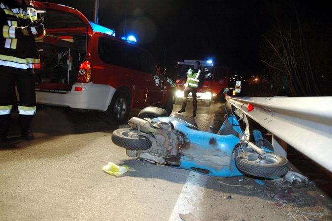 Skuter motor automobil udes noć, policija uviđaj, hitn pomoć