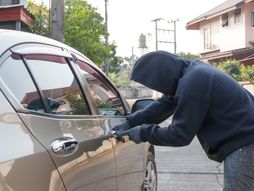 Lopov, krađa automobila