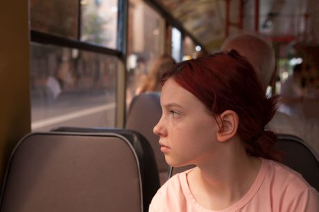 Zamišljena devojčica u autobusu, autobus, gradski prevoz Zamišljena devojčica u autobusu, autobus, gradski prevoz
