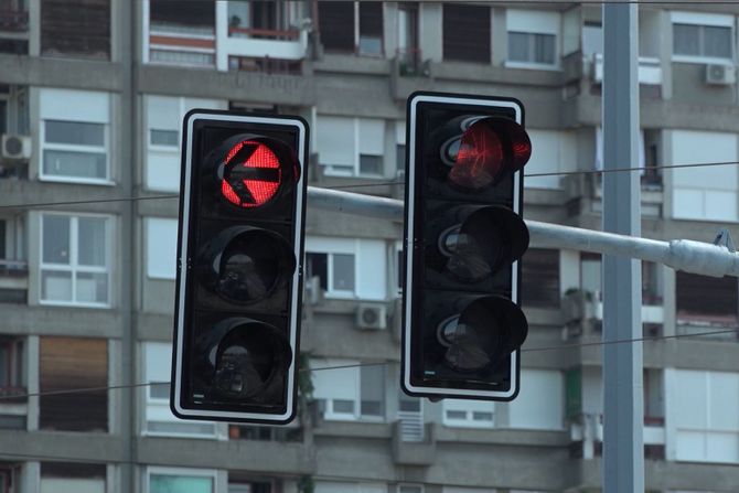 Semafor, zaštićeno levo skretanje Semafor, zaštićeno levo skretanje
