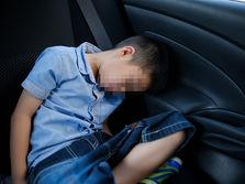 Dečak spava u kolima, u automobilu