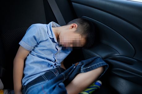 Dečak spava u kolima, u automobilu