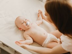 beba bebe majka pelene,