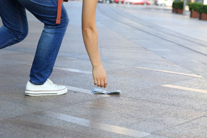 pronalaženje novca na ulici, pronađen novac, podizanje para sa ulice ulica