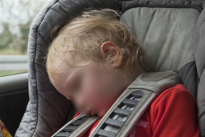 Dete u automobilu, toplotni udar Dete u automobilu, toplotni udar
