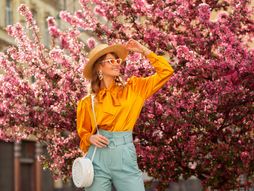 horoskop, lepa nasmejana devojka, moda, cveće, šešir, putovanje, džemper, osmeh, sreća