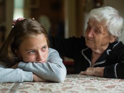 Baba, baka, unuka, unuci, grljenje, pažnja, ljubav, generacije, tinejdžeri i penzioneri