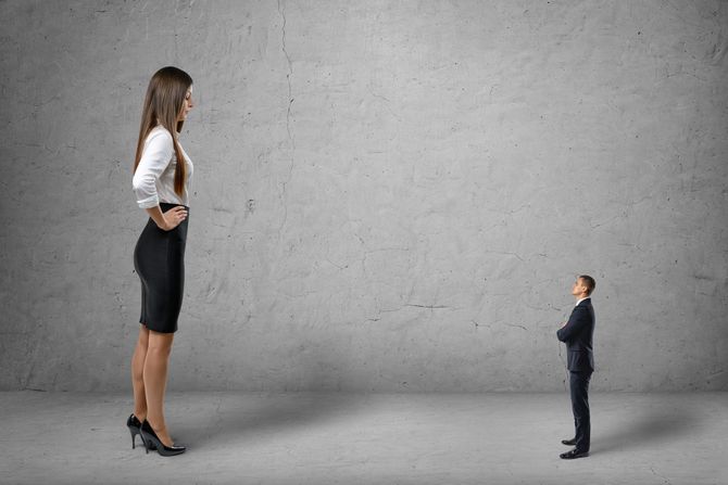 Moćna žena, moćnija žena, muškarac, snage među plovima, šefica, domino dominantna Moćna žena, moćnija žena, muškarac, snage među plovima, šefica, domino dominantna