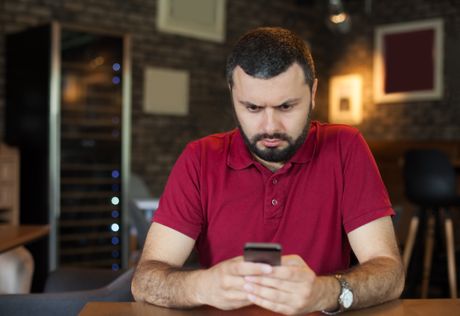 muskarac, dečko, čovek kuca poruku sms mobilni telefon, dopisivanje muskarac, dečko, čovek kuca poruku sms mobilni telefon, dopisivanje