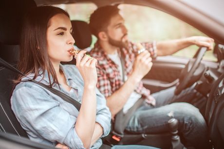 Hrana, kola, putovanje, par, automobil, grickalice, mladi, iskrana, fast food Hrana, kola, putovanje, par, automobil, grickalice, mladi, iskrana, fast food