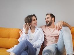 Ljubav, zaljubljeni par, devojka, mladić, dečko, osmeh, osmesi, srećna veza, partneri, ljubavni par, momak, devojka