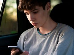 Tinejdzer, tuzan, depresija, razočaran, problemi, beg od kuće, taxi, taksi, automobil, poruka, putovanje