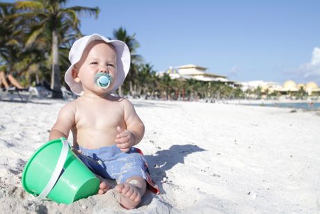 Beba, pesak, more, plaža odmor, sunce Beba, pesak, more, plaža odmor, sunce