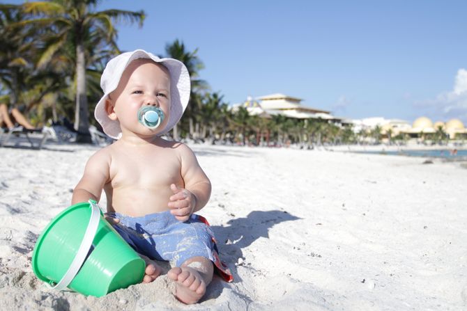 Beba, pesak, more, plaža odmor, sunce Beba, pesak, more, plaža odmor, sunce