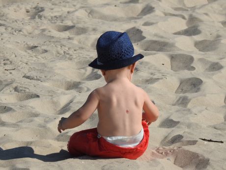 Beba, sunčanje, plaža, pesak Beba, sunčanje, plaža, pesak