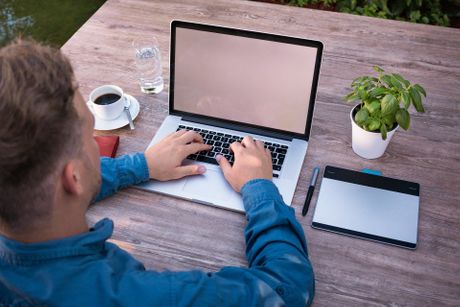 kompjuter, čovek, digitalni nomad kompjuter, čovek, digitalni nomad