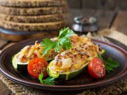 Punjena tikvica sa piletinom i paradajzom