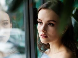 Žena, lepa žena, zamišljena žena