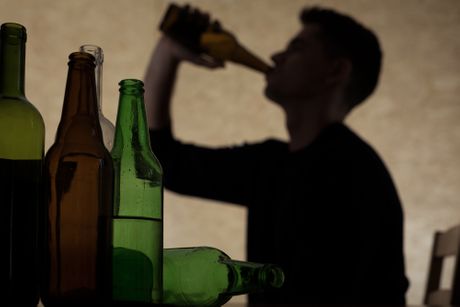 Tinejdžer, maloletnik pije alkohol, alkoholizam među decom, omladinom, pijan, pijanstvo