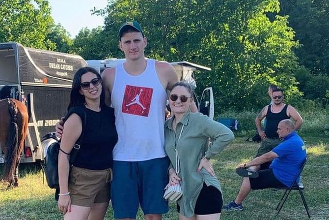 Nikola Jokić sa navijačima Nikola Jokić sa navijačima