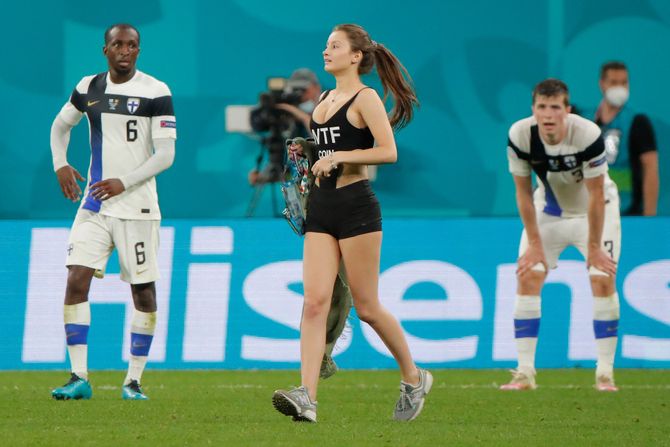 Devojka, EURO 2020, WTF coin, upad na teren Devojka, EURO 2020, WTF coin, upad na teren