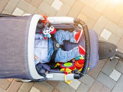 Beba u kolicima, kolica