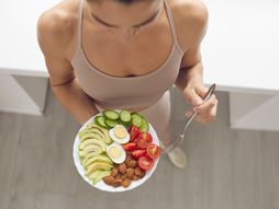 Devojka jede, tanjir, zdrava hrana, ishrana, jelo