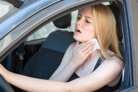 Vrućina, devojka u kolima automobilu Vrućina, devojka u kolima automobilu