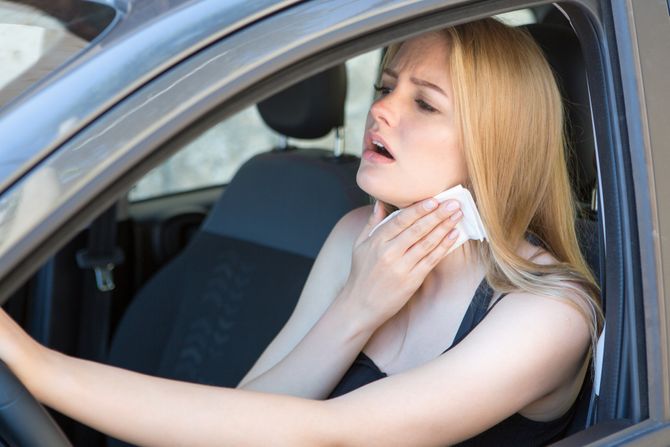 Vrućina, devojka u kolima automobilu Vrućina, devojka u kolima automobilu