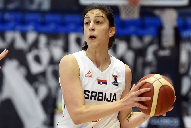 Jelena Bruks, Srbija