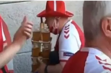 Danski navijač nosi pivo