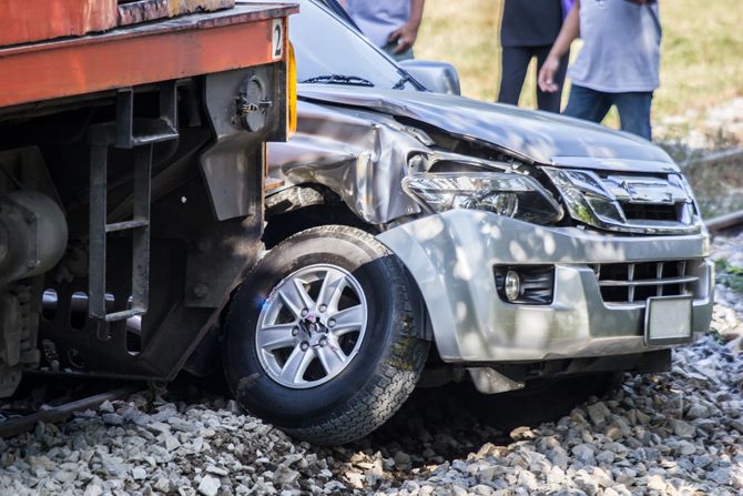 voz, pruga, udes, autobobil, policija, uviđaj. šine, saobraćajna nesreća, automobil