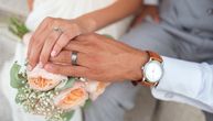 Gost na venčanju počeo da puca, metak slučajno pogodio mladoženju u grudi: Snimak incidenta kruži internetom
